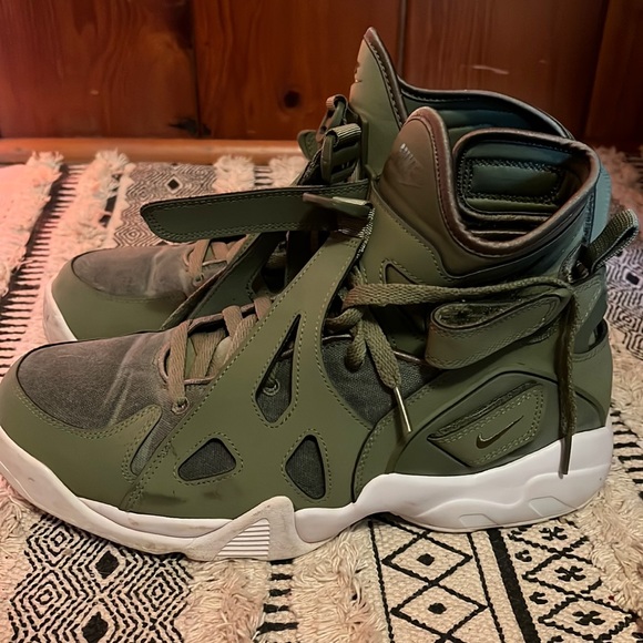 Nike Other - GENTLY WORN Men’s unique Nike kicks